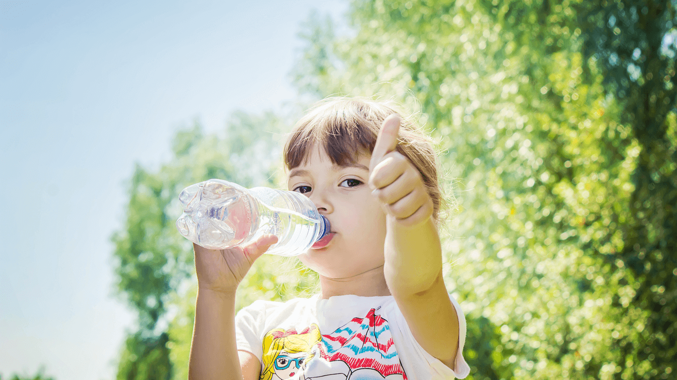 Дівчинка п'є воду